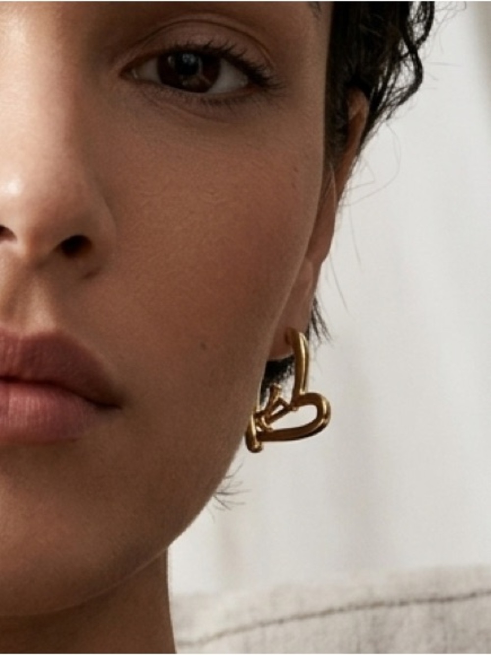 🆕 Louis Vuitton Gold LV Heart Outline Stud Earrings - Picture 4 of 6